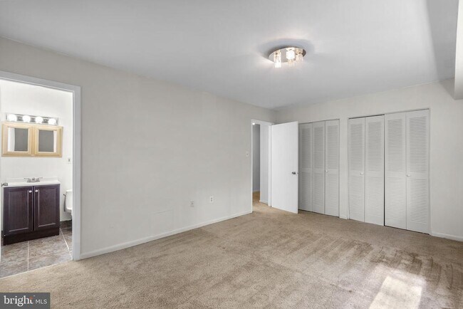 Building Photo - 10643 Weymouth St