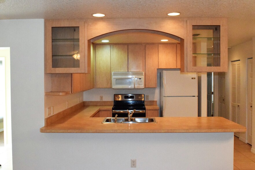 Building Photo - 915 Willow Dr