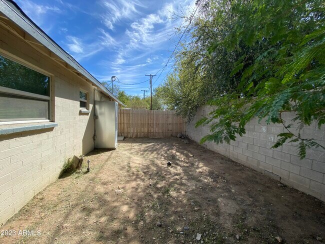 Building Photo - 1595 W Mountain View Rd
