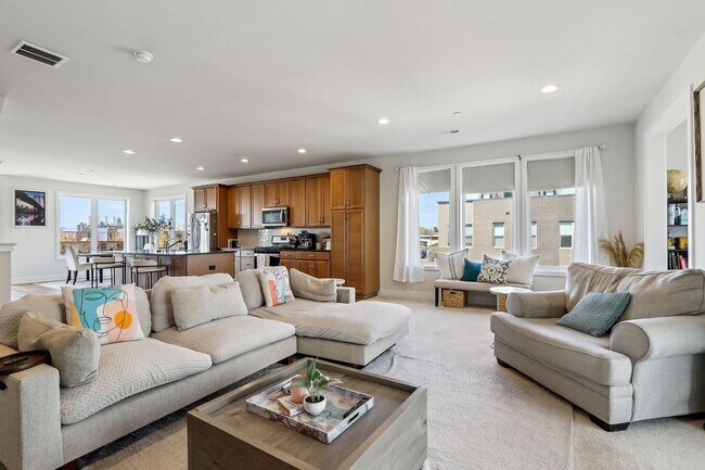 Building Photo - Gorgeous 3BD/2.5BA Waterfront Townhome!