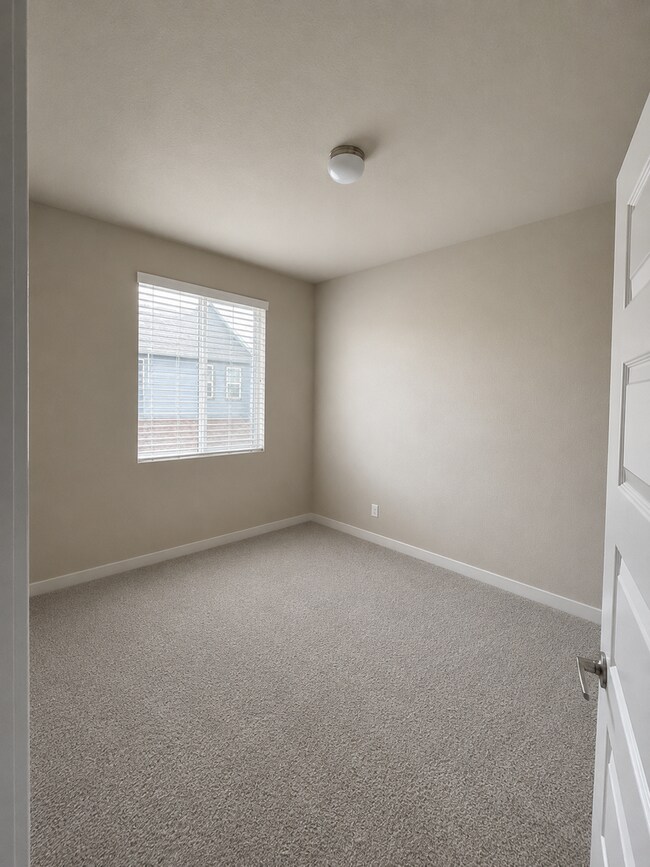 Building Photo - Spacious 3 Bed / 2.5 Bath Home with Dual Balconies