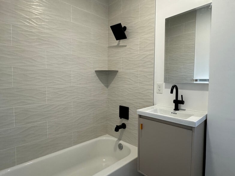 Building Photo - 3740 S Bentley Ave