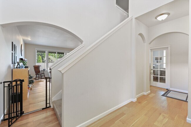 Building Photo - 5 bedroom high efficient home - Olympia Sc...