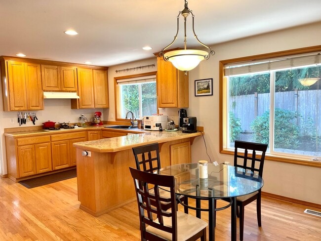 Building Photo - Spacious 4 bedrooms + Den, A/C! Pet(s)!