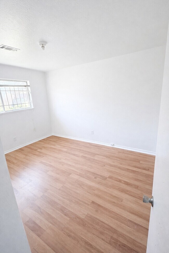 Building Photo - 10818 Long Gate Dr