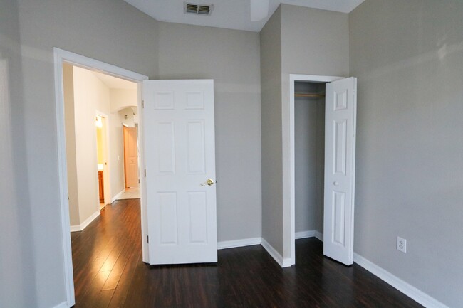 Building Photo - Spacious 3-Bedroom Townhome in Gated Kings...