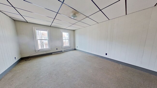 Building Photo - Spacious 2nd Floor Apartment