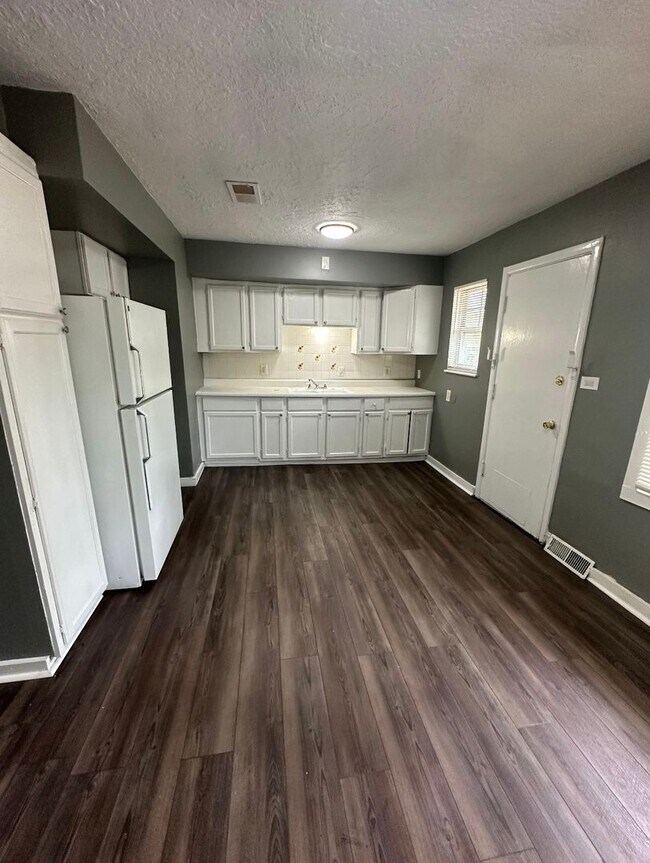 Building Photo - This is a 4 bedroom 1 Full bathroom house which has a spacious living room, dining room and full ...