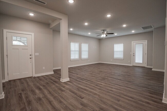 Building Photo - 608 N Salem Rd