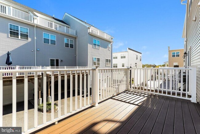 Building Photo - 113 Royal Mews