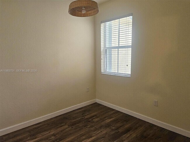 Building Photo - 142 SE 28th Ter