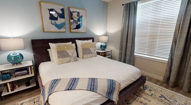 Building Photo - 2 Bed w/ $1,000 Gift Card + 6 Weeks Free —...