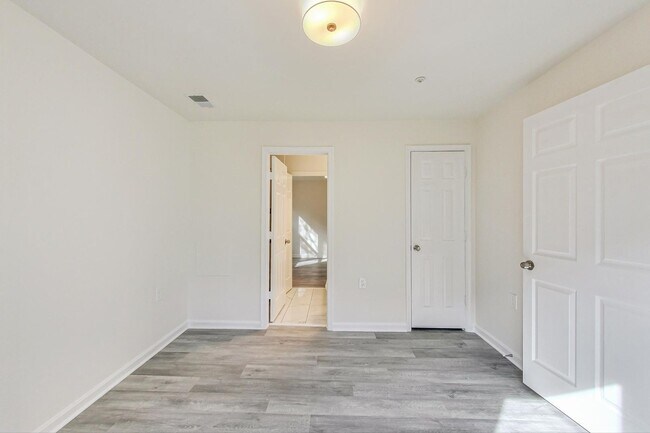 Building Photo - Beautiful - Ground Floor 3/2 condo in CROWN FARM
