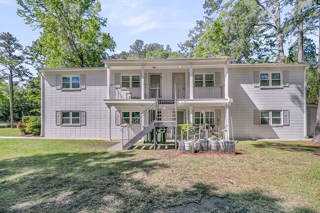 Building Photo - Charming 2BR/1BA Apartment in the Heart of Summerville