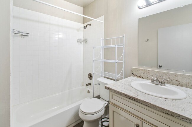 Building Photo - Recent Remodel on Lee Street!