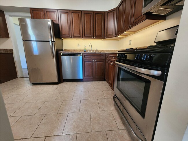 Building Photo - 5 Darian Ct