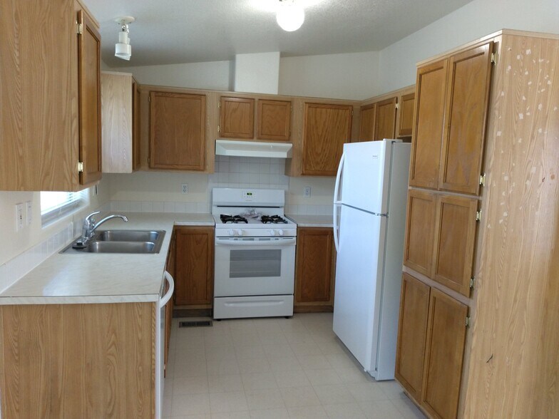 Building Photo - 446 240 N