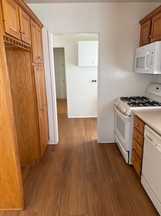 Building Photo - REDONE CUTE 2BED/1BATH HOUSE W/ REFURBISHE...