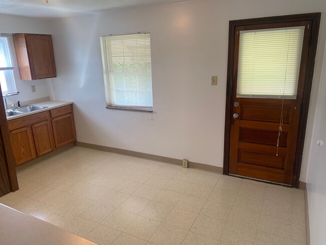 Building Photo - Spacious 2-bedroom 1-bath Townhome, Christ...