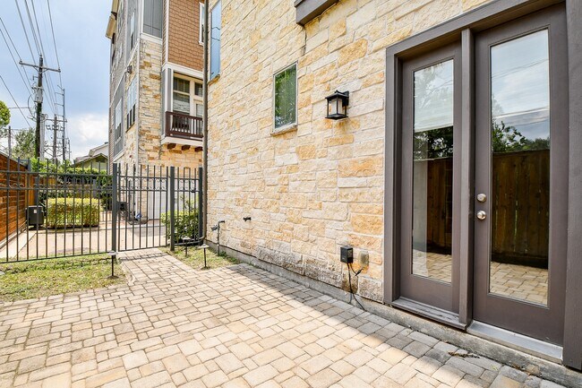 Building Photo - 818 Yale St