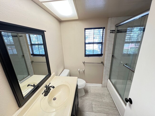 Building Photo - Perfect 2 Bed 1 Bath End Unit Condo in Pla...