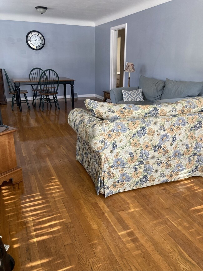 Living Room - 19562 Hilliard Blvd