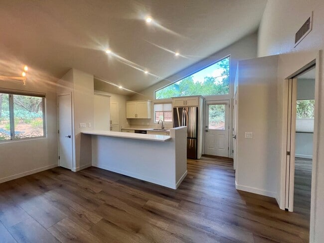 Building Photo - Unfurnished, 1-year long-term rental, Procure Only