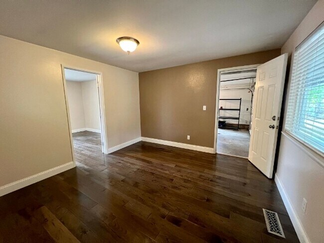 Building Photo - 7120 Sierra Dr SE
