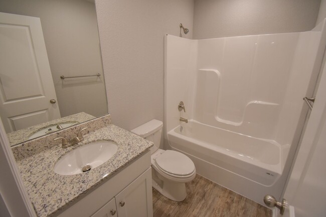 Building Photo - 2 Bedroom 2 Bathroom Home in Fayetteville,...