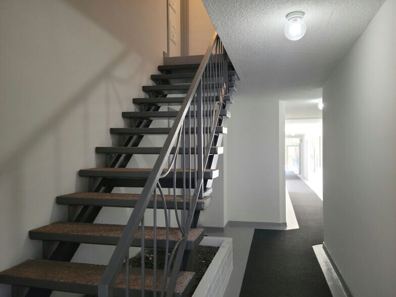 Building Photo - 825 S Bedford St