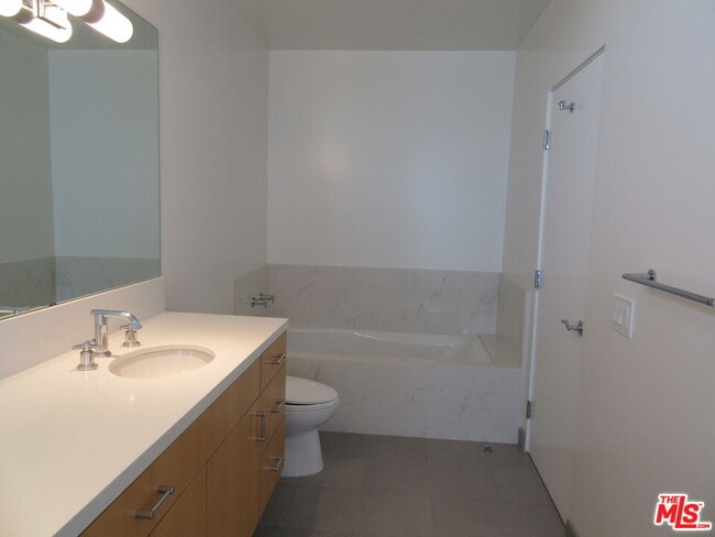 Building Photo - 1210 N Kenter Ave