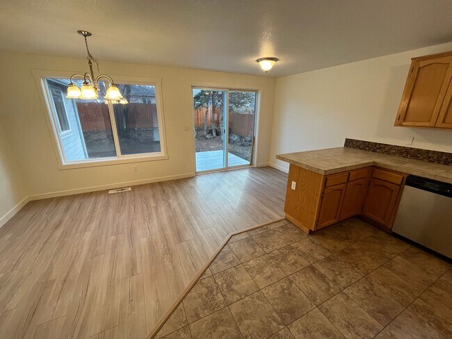 Building Photo - 3 Bed/2 Bath Single Level Home in NE Bend - Near St. Charles