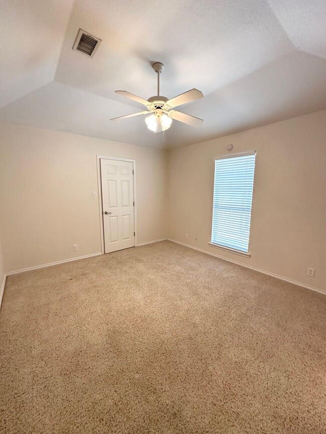 Building Photo - 4 Bed 3 Bath Ready to Rent ASAP!