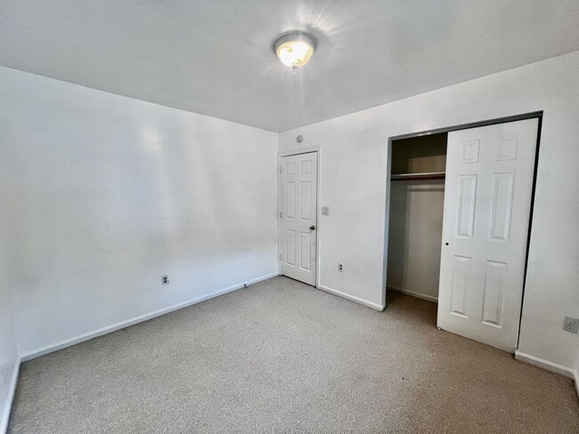 Building Photo - Gorgeous 4 Bedroom 2.5 Bath home in the he...