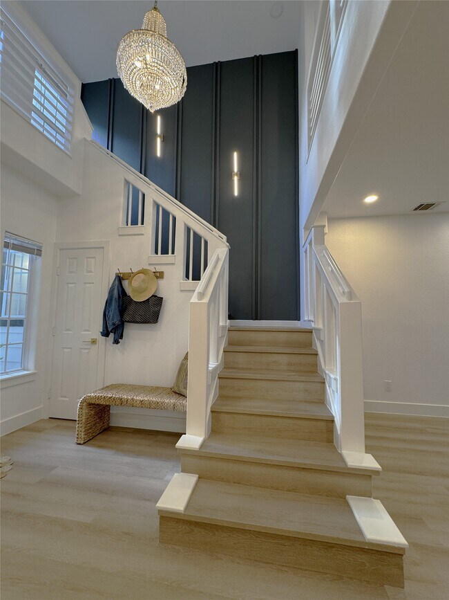 Building Photo - 516 S Post Oak Ln