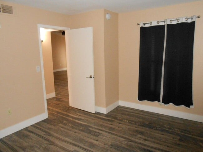 Building Photo - 2nd Floor 2 Bedroom Condo in Gated Community