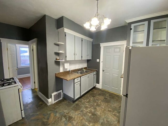 Building Photo - Don’t miss out on this affordable opportunity in Elyria! Schedule your tour today!