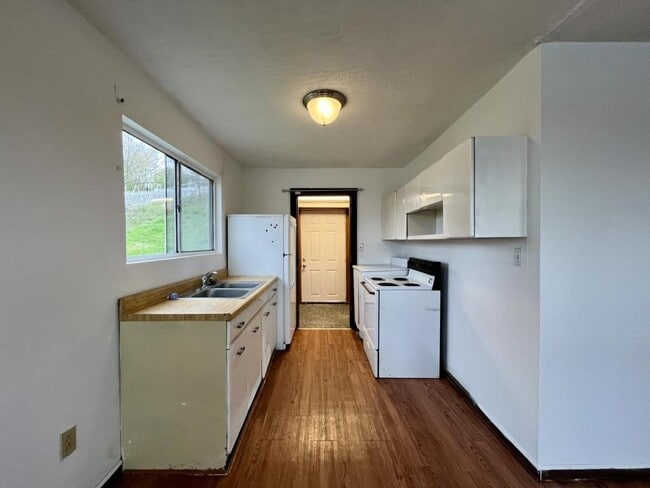 Building Photo - 318 Leonard St