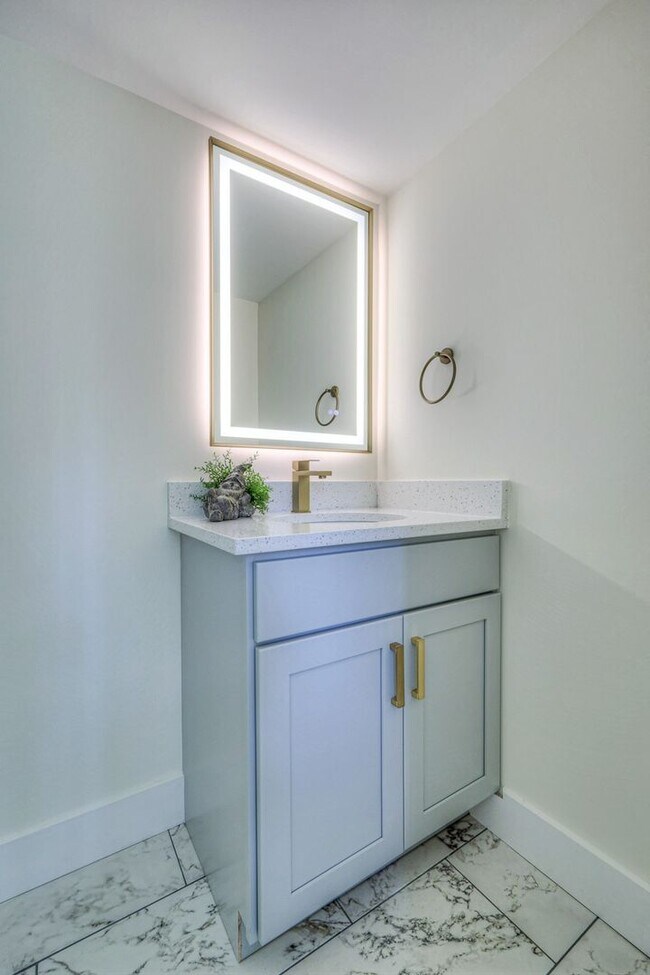 Building Photo - 203 W Cedar St