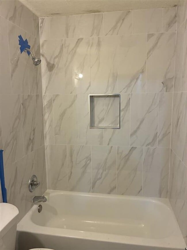 Building Photo - 2/1 Townhouse with covered parking