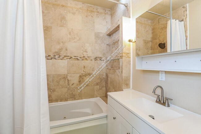 Building Photo - Stunning 3BR / 2BA Split-Level Home in Maxwell Park!