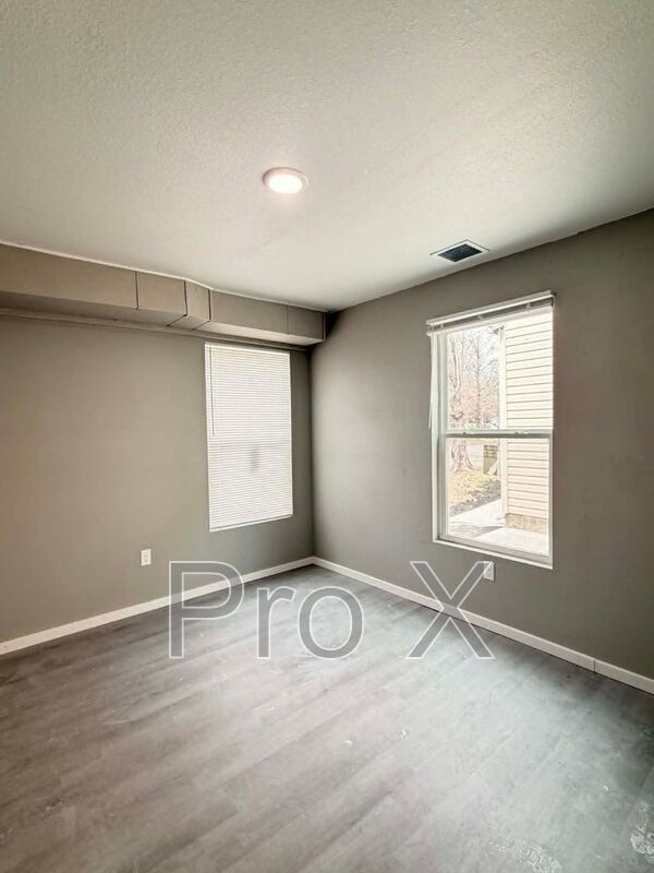 Building Photo - 121 S Byers Ave