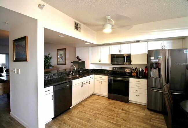 Building Photo - 6425 Shoreline Dr