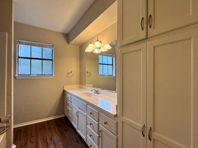 Building Photo - 405 Cypress Cir