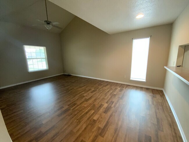 Building Photo - 3 Bedroom 2 Bathroom Duplex