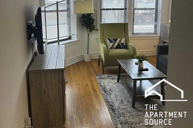 Building Photo - 1911 W Larchmont Ave