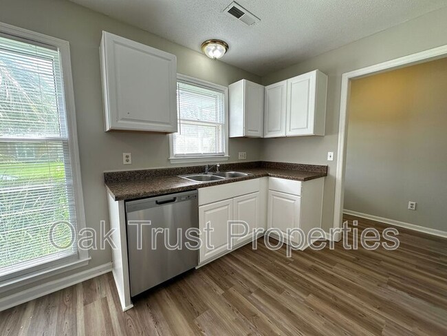Building Photo - 108 Columbia Dr