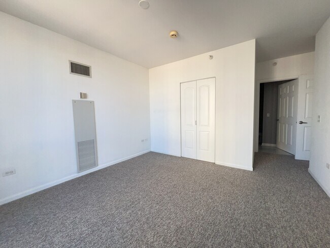 Building Photo - 635 N Dearborn St