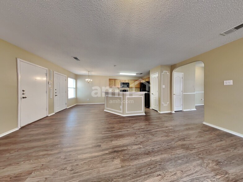 Building Photo - 605 Woodlands Manor Dr