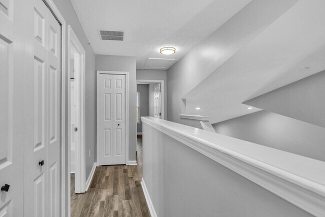 Building Photo - Move-in Ready Townhome in heart of Spring Hill